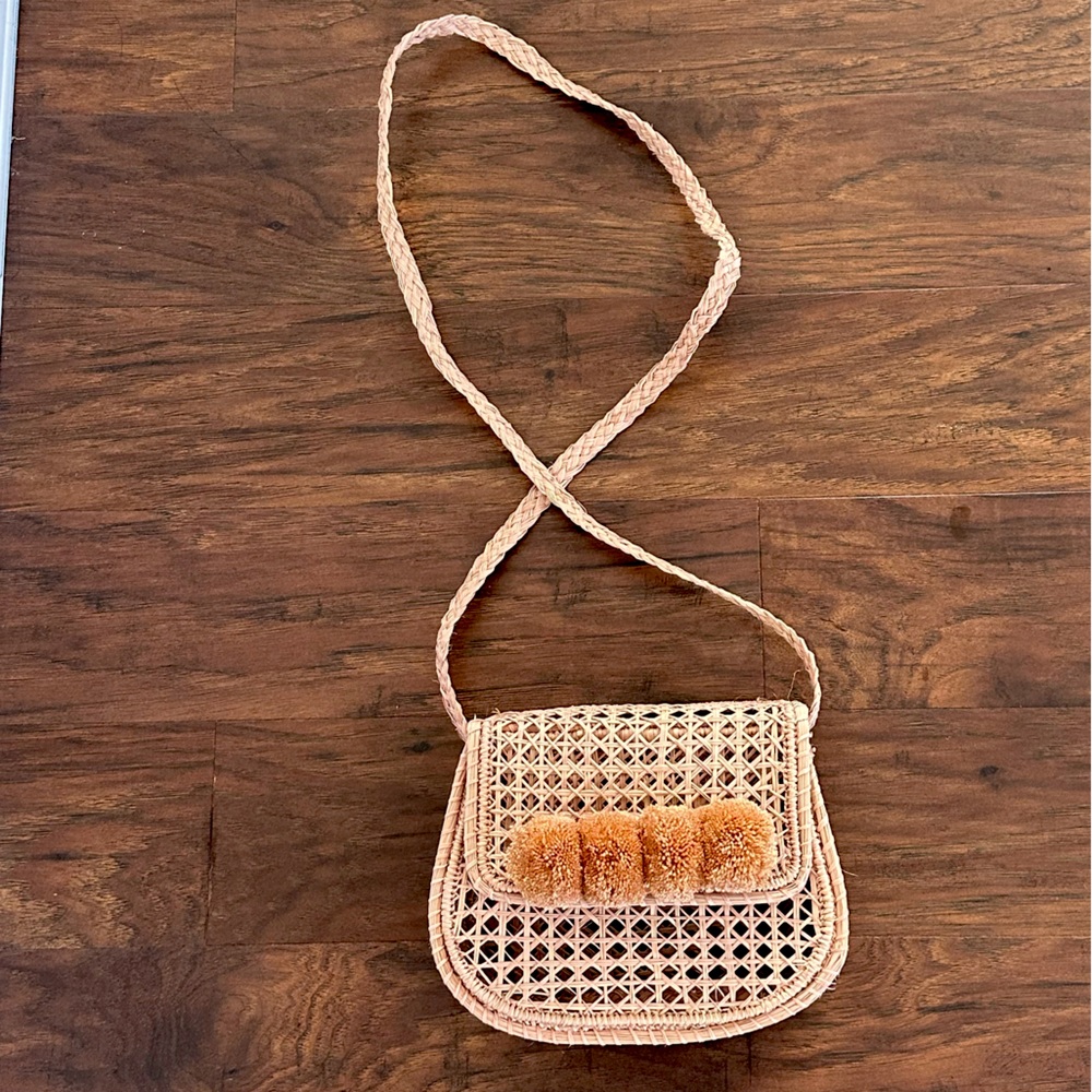 Kaanas Straw bag. Naturals color slightly peach color.